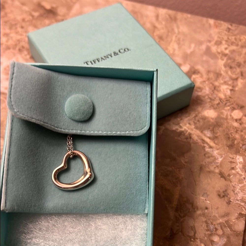 Tiffany, Elsa Peretti®
Open Heart Pendant in Sterling Silver